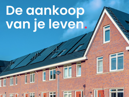 Tekst met de boodschap 'De aankoop van je leven' naast een afbeelding van een huis met zonnepanelen op het dak.