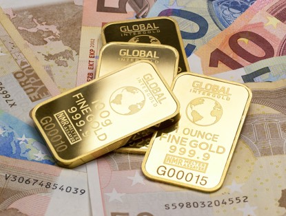 Drie goudstaven liggen op Euro-bankbiljetten, met de tekst GLOBAL INTERGOLD en specificaties op de staven.